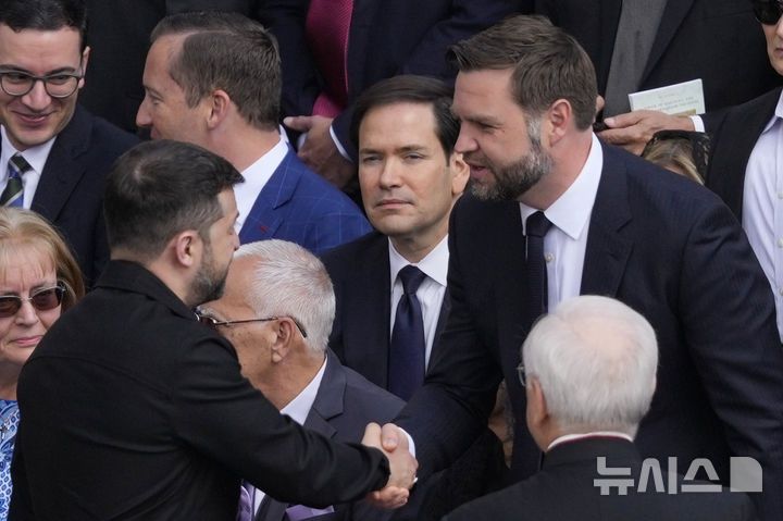 [바티칸=AP/뉴시스] 사진은 18일(현지 시간) 바티칸 성 베드로 광장에서 레오 14세 교황 즉위 미사가 열린 가운데, 볼로디미르 젤렌스키 우크라이나 대통령(왼쪽)과 J.D. 밴스 미국 부통령이 서로 인사하는 모습. 중앙에는 마코 루비오 미 국무장관이 서 있다. 2025.05.18.