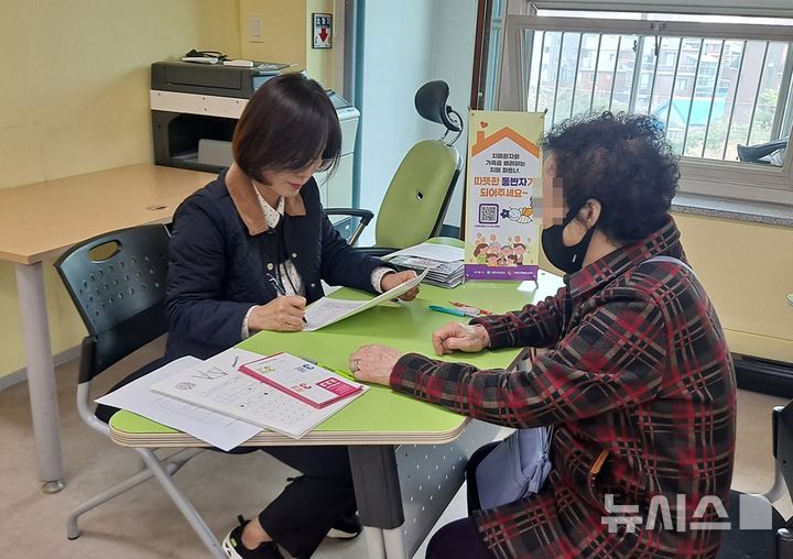 [안양=뉴시스] 안양시가 치매 예방에 주력하는 가운데 '찾아가는 치매 조기 검진' 현장을 찾은 한 사회복지사가 상담에 나서고 있다.(사진=안양시 제공). 2025.05.18. photo@newsis.com.