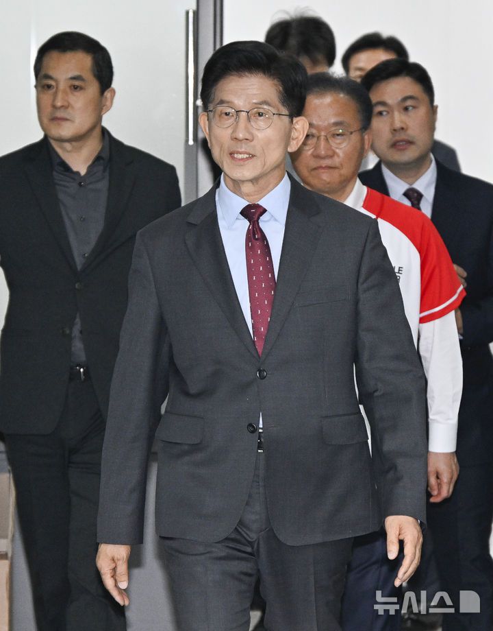 [서울=뉴시스] 권창회 기자 = 김문수 국민의힘 대선 후보가 18일 오전 서울 여의도 국민의힘 당사에서 열린 경제 공약발표 기자회견에 참석하고 있다. (공동취재) 2025.05.18. photo@newsis.com