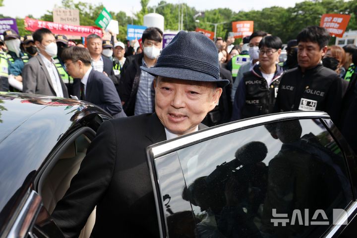 [광주=뉴시스] 조성우 기자 = 안창호 국가인권위원장이 17일 광주 북구 운정동 국립5·18민주묘지에서 열린 제45주년 5·18민주화운동 기념식에 참석하던 중 시민단체의 항의에 발길을 되돌리고 있다. 2025.05.18. xconfind@newsis.com