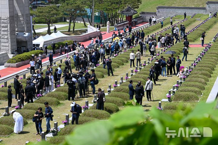 [광주=뉴시스] 이영주 기자 = 5·18민주화운동 45주기인 18일 오전 광주 북구 운정동 국립5·18민주묘지에서 참배객들이 추모 행렬에 나서고 있다. 2025.05.18  leeyj2578@newsis.com