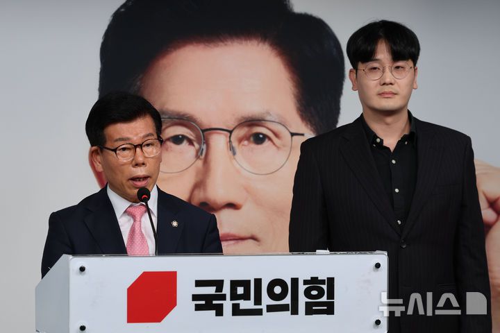 [서울=뉴시스] 권창회 기자 = 장영하 국민의힘 중앙선대위 진실대응전략단장이 18일 서울 여의도 국민의힘 당사에서 열린 긴급 기자회견에서 이재명 전 성남시장 시절 특정 기업과 체결된 비공개 MOU 특혜 의혹을 제기하고 있다. 2025.05.18. kch0523@newsis.com