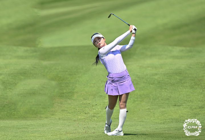 [서울=뉴시스] 황준선 기자 = 이예원이 18일 강원 춘천시 라데나CC에서 열린 '제17회 두산 매치플레이' 결승 3,4위전에서 1번홀 세컨샷을 하고 있다. (사진=KLPGA 제공) 2025.05.18. photo@newsis.com *재판매 및 DB 금지