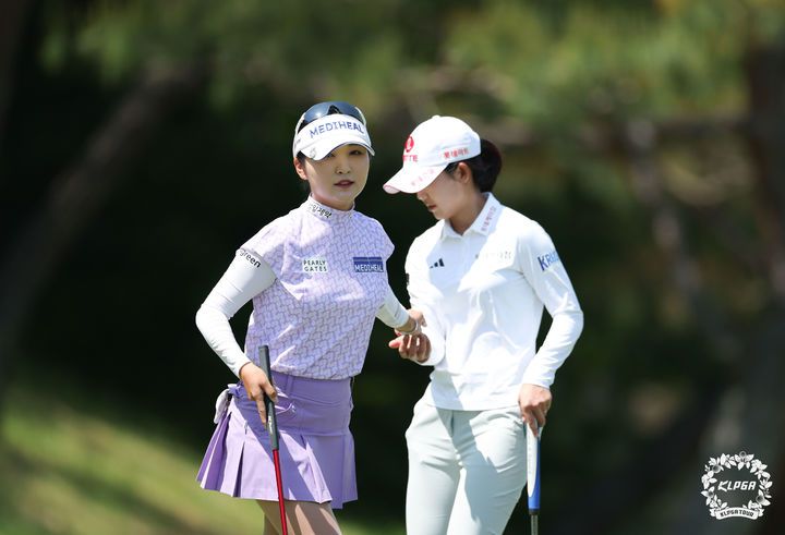 [서울=뉴시스] 황준선 기자 = 이예원이 18일 강원 춘천시 라데나CC에서 열린 '제17회 두산 매치플레이' 결승 3,4위전 2번홀에서 티샷 후 황유민에게 컨시드 하고 있다. (사진=KLPGA 제공) 2025.05.18. photo@newsis.com *재판매 및 DB 금지