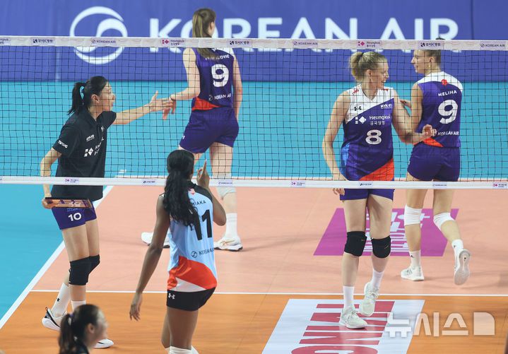 [인천=뉴시스] 이영환 기자 = 18일 오후 인천 부평구 삼산월드체육관에서 열린 KYK 인비테이셔널 2025 여자배구 세계 올스타전 팀 스타와 팀 월드의 경기, 팀 스타 감독 김연경이 선수들에게 손짓하고 있다. 2025.05.18. 20hwan@newsis.com