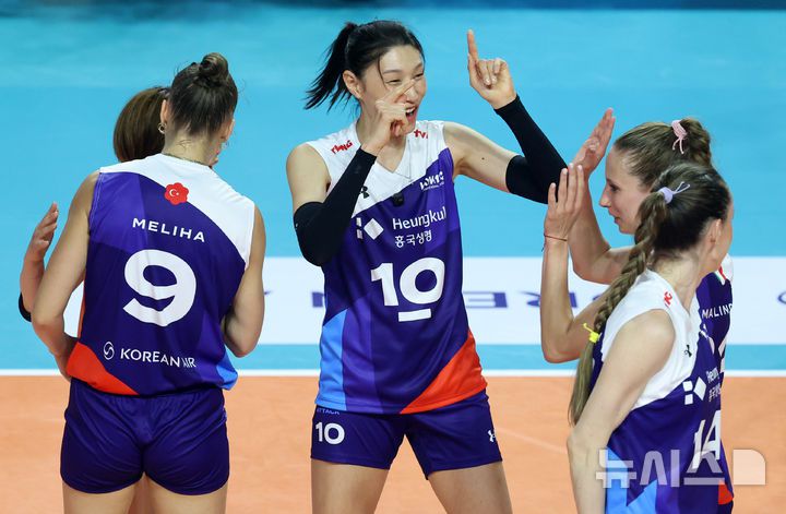 [인천=뉴시스] 이영환 기자 = 18일 오후 인천 부평구 삼산월드체육관에서 열린 KYK 인비테이셔널 2025 여자배구 세계 올스타전 팀 스타와 팀 월드의 경기 2세트, 팀 스타 감독 겸 선수 김연경이 동료들과 기뻐하고 있다. 2025.05.18. 20hwan@newsis.com