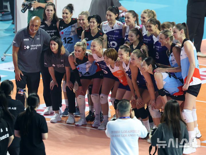 [인천=뉴시스] 이영환 기자 = 18일 오후 인천 부평구 삼산월드체육관에서 열린 KYK 인비테이셔널 2025 여자배구 세계 올스타전 팀 스타와 팀 월드의 경기에서 양팀 선수들이 경기를 마친 후 기념촬영을 하고 있다. 2025.05.18. 20hwan@newsis.com