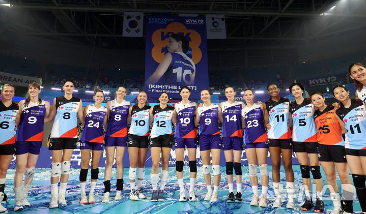 [인천=뉴시스] 이영환 기자 = 18일 오후 인천 부평구 삼산월드체육관에서 열린 KYK 인비테이셔널 2025 여자배구 세계 올스타전 팀 스타와 팀 월드의 경기에서 김연경 등 양팀 선수들이 기념촬영을 하고 있다. 2025.05.18. 20hwan@newsis.com
