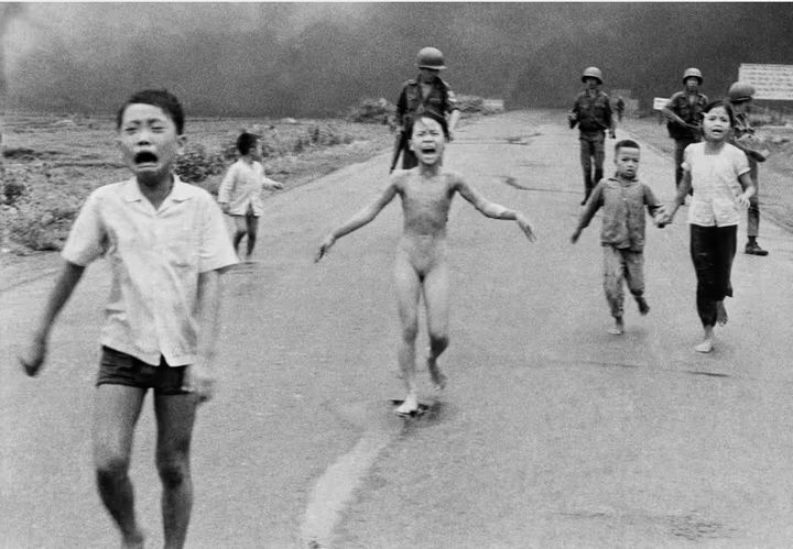 [AP/뉴시스] 1972년 6월 8일 베트남 공군기가 베트콩 은신처로 잘못 알고 네이팜탄을 투하한 짱방 마을에서 온몸을 드러낸 9세 여아와 아이들이 울면서 뛰쳐 나오고 있다. 이 사진을 찍은 AP 사이공 지국의 닉 웃은 다음 해 퓰리처상을 받았다. 2025.05.19 *재판매 및 DB 금지