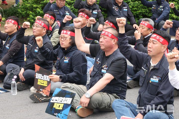 [서울=뉴시스] 조성봉 기자 = 김동국(오른쪽) 민주노총 공공운수노조 화물연대본부 위원장을 비롯한 참가자들이 19일 오후 서울 여의도 국회 앞에서 열린 ‘화물노동자의 힘으로! 안전운임제 확대! 지속가능한 화물운송산업! 화물연대 확대간부 결의대회’에서 구호를 외치고 있다.2025.05.19. suncho21@newsis.com