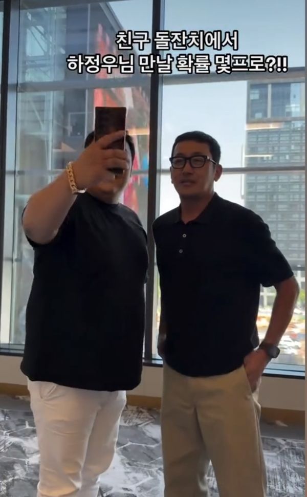 [서울=뉴시스] 일반인과 사진 찍는 하정우. (사진=인스타그램 캡처) 2025.05.19. photo@newsis.com *재판매 및 DB 금지