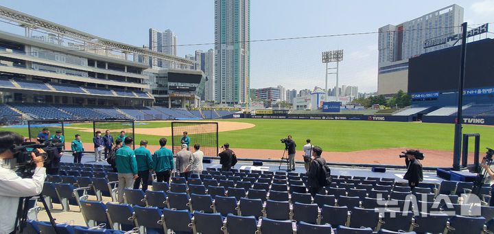 [창원=뉴시스] 강경국 기자 = 권희중 경남 창원시설공단 안전시설팀장이 19일 창원NC파크 마산구장에서 시설 보수 및 안전점검 완료 부분에 대한 현장 브리핑을 하고 있다. 2025.05.19. kgkang@newsis.com