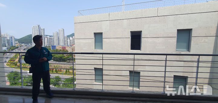 [창원=뉴시스] 강경국 기자 = 경남 창원시와 창원시설공단이 19일 창원NC파크 마산구장 시설 보수 및 안전점검 완료에 대한 첫 현장 브리핑을 개최한 가운데 루버가 추락한 사무실 유리창이 어둡게 보이고 있다. 2025.05.19. kgkang@newsis.com