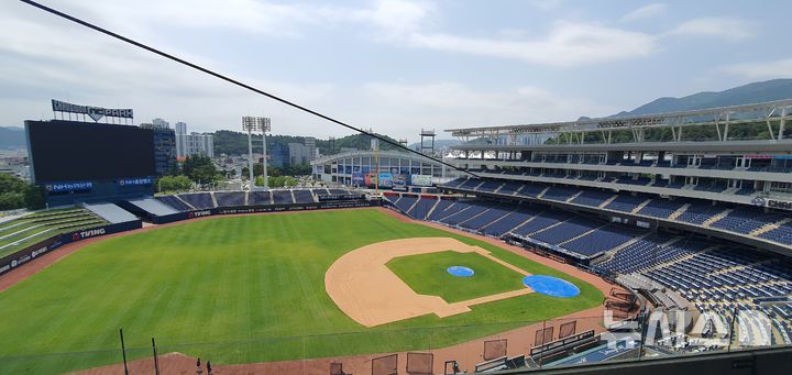 [창원=뉴시스] 강경국 기자 = 경남 창원시와 창원시설공단이 19일 창원NC파크 마산구장에서 시설 보수 부분(관중석 상부에 위치한 NC 구단 홍보용 간판과 조명등에 대한 고정 상태 불량은 용접과 실리콘 처리, 나사 풀림 방지제 도포, 관중석 난간에 설치된 강화유리 1개 안정성 확인)에 대해 언론에 공개하고 있다. 2025.05.19. kgkang@newsis.com