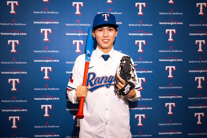 [서울=뉴시스] 광주일고 투수 겸 내야수 김성준이 18일(현지 시간) 미국 텍사스주 알링턴 글로브 라이프 파크에서 열린 텍사스 레인저스 입단식에서 포즈를 취하고 있다.김성준은 내년 고등학교 졸업 후 텍사스에 합류할 예정이다. (사진=리코스포츠에이전시 제공) 2025.05.19. photo@newsis.com *재판매 및 DB 금지