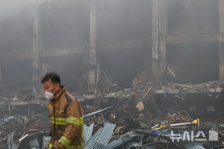 [광주=뉴시스] 이영주 기자 = 금호타이어 광주공장 화재 사흘째인 19일 오전 광주 광산구 금호타이어 2공장에서 화재 진압에 투입된 소방대원이 이동하고 있다. 2025.05.19.  leeyj2578@newsis.com