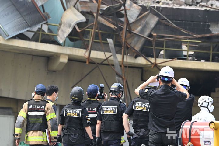 [광주=뉴시스] 이영주 기자 = 금호타이어 광주공장 화재 사흘째인 19일 오전 광주 광산구 금호타이어 2공장에서 소방·경찰·국과수 합동감식반이 투입되고 있다. 2025.05.19.  leeyj2578@newsis.com