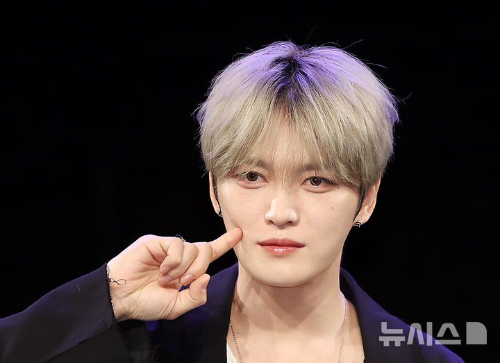 [서울=뉴시스] 김명년 기자 = 가수 김재중이 19일 오후 서울 마포구 상암동 MBC에서 열린 새 EP '뷰티 인 카오스' 발매 기념 기자간담회에서 포즈를 취하고 있다. 2025.05.19. kmn@newsis.com