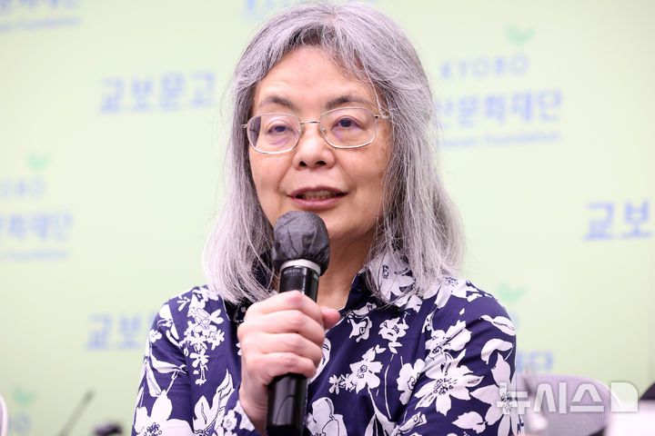 [서울=뉴시스] 박진희 기자 = 다와다 요코 작가가 19일 서울 종로구 교보빌딩에서 대산문화재단·교보문고 '2025 세계작가와의 대화' 기자간담회를 하고 있다. 2025.05.19. pak7130@newsis.com