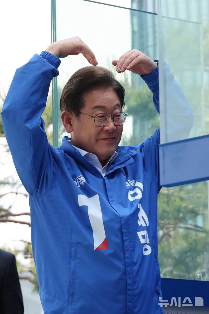 [서울=뉴시스] 권창회 기자= 이재명 더불어민주당 대선후보가 19일 서울 용산구 용산역광장에서 열린 집중유세에서 지지호소를 하고 있다. 이 후보 옆에 세워진 방탄 유리막이 보이고 있다. (공동취재) 2025.05.19. photo@newsis.com