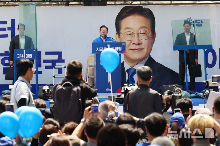 [서울=뉴시스] 권창회 기자 = 이재명 더불어민주당 대선 후보가 19일 서울 용산구 용산역 광장에서 열린 집중유세에서 지지호소를 하고 있다. 2025.05.19. kch0523@newsis.com