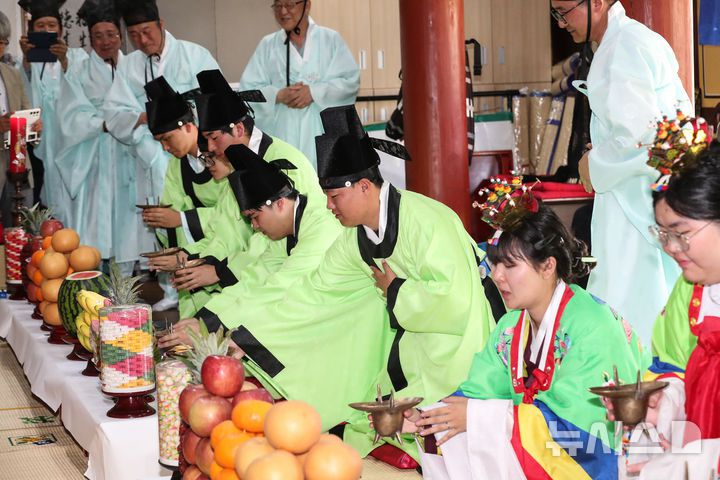 [제주=뉴시스] 우장호 기자 = 성년의 날인 19일 오후 제주시 용담1동 제주향교에서 청소년들이 조선시대 성인식의 관례를 재현하는 '전통 성년식'을 하고 있다. 2025.05.19. woo1223@newsis.com