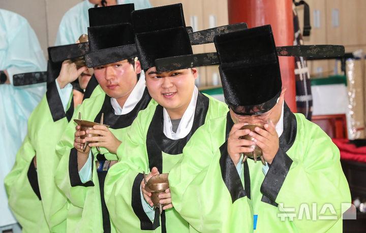 [제주=뉴시스] 우장호 기자 = 성년의 날인 19일 오후 제주시 용담1동 제주향교에서 청소년들이 조선시대 성인식의 관례를 재현하는 '전통 성년식'을 하고 있다. 2025.05.19. woo1223@newsis.com