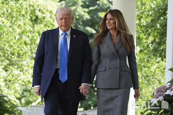 [워싱턴=AP/뉴시스] 도널드 트럼프 미국 대통령과 부인 멜라니아 트럼프 여사가 19일(현지 시간) 백악관 로즈가든에서 열린 이른바 '리벤지 포르노(보복성 음란물)'와 '딥페이크(AI 이용 합성 사진) 음란물' 피해자들에 대한 보호를 강화하는 법안 서명식에 참석하고 있다. 이 법안은 인공지능(AI) 기반의 '딥페이크' 이미지까지 포함해 온라인에서의 사생활 침해에 강력히 대응하는 내용을 담고 있다. 2025.05.20.