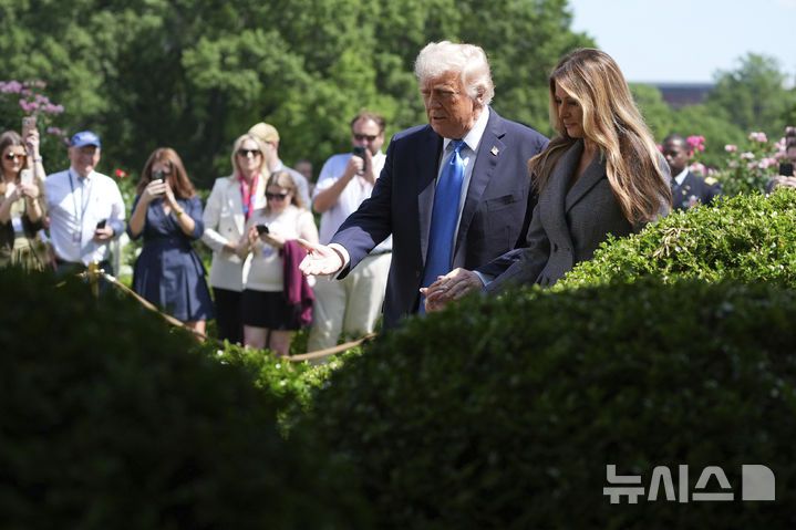 [워싱턴=AP/뉴시스] 도널드 트럼프 미국 대통령과 부인 멜라니아 트럼프 여사가 19일(현지 시간) 백악관 로즈가든에서 열린 이른바 '리벤지 포르노(보복성 음란물)'와 '딥페이크(AI 이용 합성 사진) 음란물' 피해자들에 대한 보호를 강화하는 법안 서명식에 참석하고 있다. 이 법안은 인공지능(AI) 기반의 '딥페이크' 이미지까지 포함해 온라인에서의 사생활 침해에 강력히 대응하는 내용을 담고 있다. 2025.05.20.