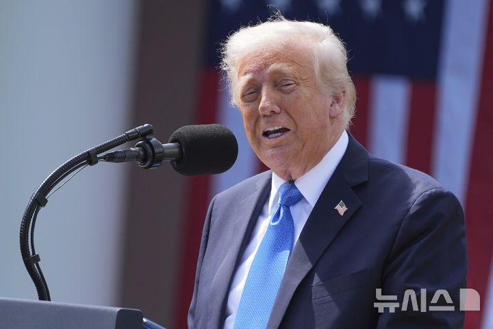 [워싱턴=AP/뉴시스] 도널드 트럼프 미국 대통령이 19일(현지 시간) 백악관 로즈가든에서 열린 이른바 '리벤지 포르노(보복성 음란물)'와 '딥페이크(AI 이용 합성 사진) 음란물' 피해자들에 대한 보호를 강화하는 법안 서명식에 참석해 발언하고 있다. 이 법안은 인공지능(AI) 기반의 '딥페이크' 이미지까지 포함해 온라인에서의 사생활 침해에 강력히 대응하는 내용을 담고 있다. 2025.05.20.