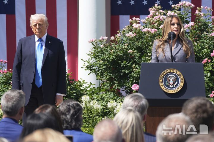 [워싱턴=AP/뉴시스] 멜라니아 트럼프 여사가 19일(현지 시간) 백악관 로즈가든에서 열린 이른바 '리벤지 포르노(보복성 음란물)'와 '딥페이크(AI 이용 합성 사진) 음란물' 피해자들에 대한 보호를 강화하는 법안 서명식에서 발언하고 있다. 이 법안은 인공지능(AI) 기반의 '딥페이크' 이미지까지 포함해 온라인에서의 사생활 침해에 강력히 대응하는 내용을 담고 있다. 2025.05.20.