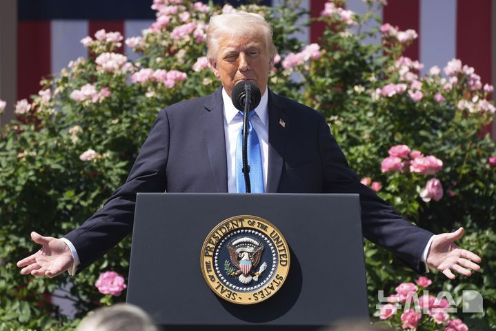 [워싱턴=AP/뉴시스] 도널드 트럼프 미국 대통령이 19일(현지 시간) 백악관 로즈가든에서 열린 이른바 '리벤지 포르노(보복성 음란물)'와 '딥페이크(AI 이용 합성 사진) 음란물' 피해자들에 대한 보호를 강화하는 법안 서명식에 참석해 발언하고 있다. 이 법안은 인공지능(AI) 기반의 '딥페이크' 이미지까지 포함해 온라인에서의 사생활 침해에 강력히 대응하는 내용을 담고 있다. 2025.05.20.