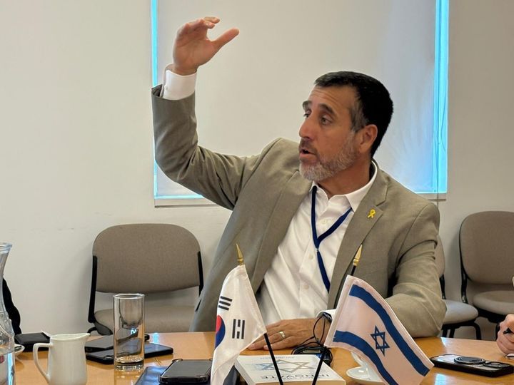 [예루살렘=뉴시스]김난영 기자 = 이스라엘 외무부 아시아·태평양 담당 아비브 에즈라 부국장이 20일(현지 시간) 예루살렘 소재 외무부 청사에서 한국 기자단과 만나 대화하고 있다. 2025.05.20. *재판매 및 DB 금지