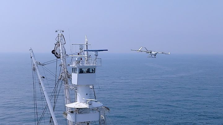 [서울=뉴시스] 동원산업이 세계 최초로 개발한 어군 탐지 전용 드론이 참치 어군을 찾기 위해 비행하고 있다.(사진=동원산업 제공) *재판매 및 DB 금지