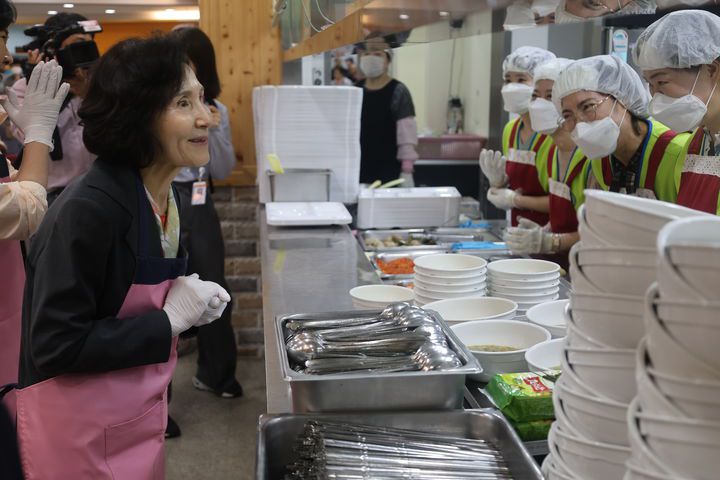 [서울=뉴시스] 설난영 여사가 20일 오전 11시 서울시립은평노인종합복지관 식당에서 배식 봉사를 하고 있다. (사진 = 국민의힘 제공) 2025.05.20. *재판매 및 DB 금지