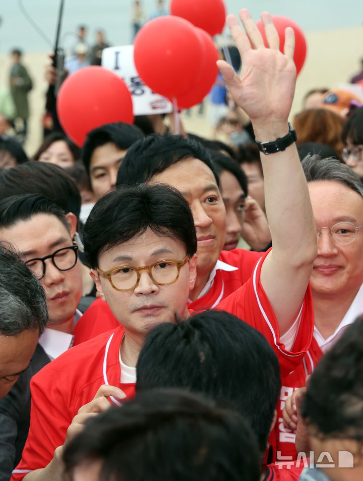 [부산=뉴시스] 하경민 기자 = 한동훈 전 국민의힘 대표가 20일 부산 수영구 광안리해수욕장 일대에서 시민들을 만나 김문수 대통령선거 후보의 지지를 호소하고 있다. 2025.05.20. yulnetphoto@newsis.com
