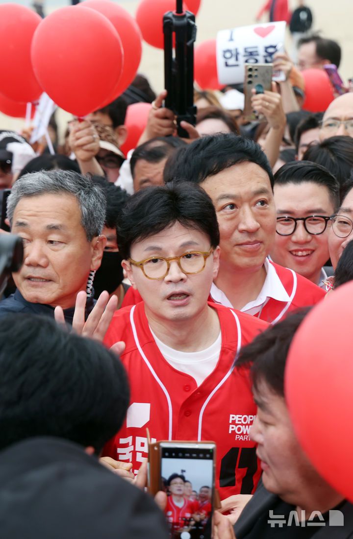 [부산=뉴시스] 하경민 기자 = 한동훈 전 국민의힘 대표가 20일 부산 수영구 광안리해수욕장 일대에서 시민들을 만나 김문수 대통령선거 후보의 지지를 호소하고 있다. 2025.05.20. yulnetphoto@newsis.com