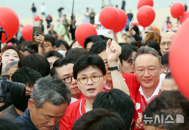 [부산=뉴시스] 하경민 기자 = 한동훈 전 국민의힘 대표가 20일 부산 수영구 광안리해수욕장 일대에서 시민들을 만나 김문수 대통령선거 후보의 지지를 호소하고 있다. 2025.05.20. yulnetphoto@newsis.com