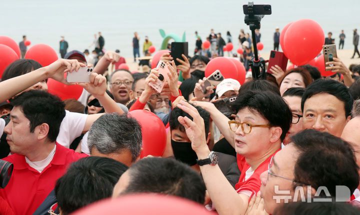 [부산=뉴시스] 하경민 기자 = 한동훈 전 국민의힘 대표가 20일 부산 수영구 광안리해수욕장 일대에서 시민들을 만나 김문수 대통령선거 후보의 지지를 호소하고 있다. 2025.05.20. yulnetphoto@newsis.com