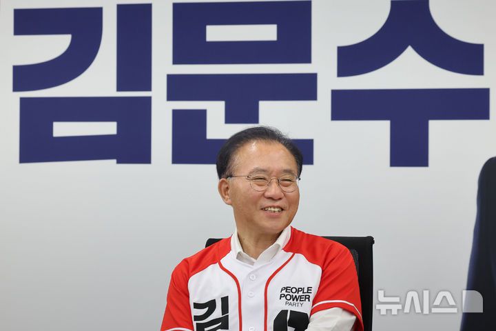 [서울=뉴시스] 권창회 기자 = 윤재옥 국민의힘 총괄선거대책본부장이 20일 서울 여의도 국민의힘 당사에서 뉴시스와 인터뷰를 하고 있다. 2025.05.20. kch0523@newsis.com