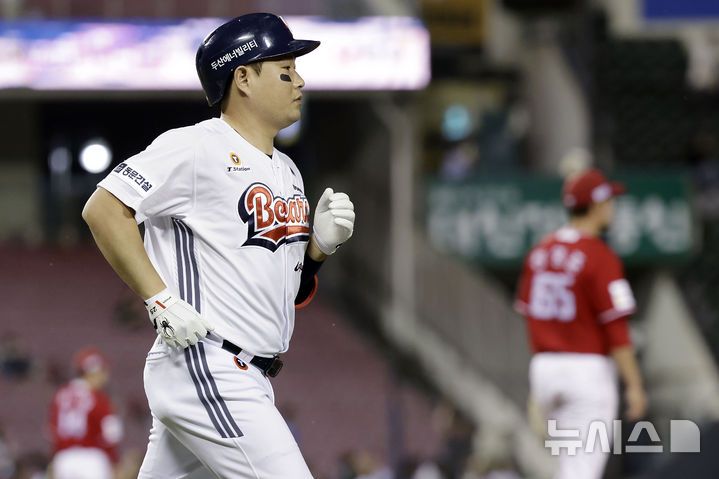 [서울=뉴시스] 최동준 기자 = 20일 서울 송파구 잠실야구장에서 열린 2025 KBO리그 SSG 랜더스와 두산 베어스의 경기, 5회말 1사 1루 상황 두산 양의지가 2점 홈런을 친 뒤 그라운드를 돌고 있다. 2025.05.20. photocdj@newsis.com