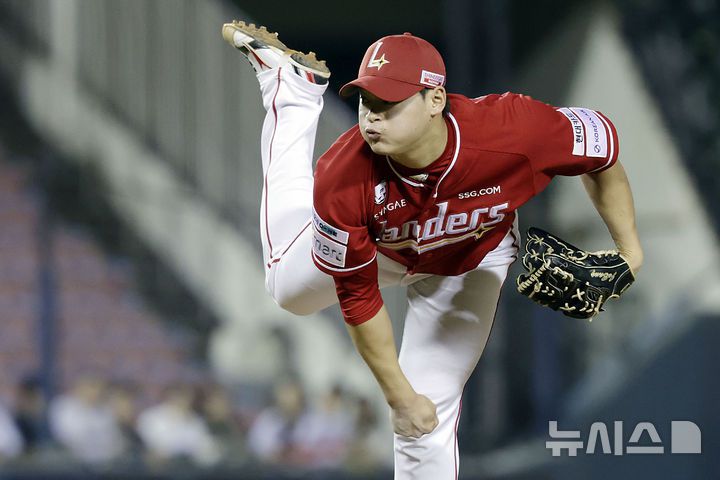 [서울=뉴시스] 최동준 기자 = 20일 서울 송파구 잠실야구장에서 열린 2025 KBO리그 SSG 랜더스와 두산 베어스의 경기, 9회 SSG 조병현이 역투하고 있다. 2025.05.20. photocdj@newsis.com