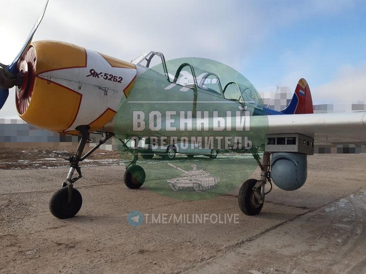 [서울=뉴시스] 러시아군이 우크라이나 드론 요격을 위해 경비행기 Yak-52에 산탄총을 장착하고 개조해 시험 비행 중인 것으로 알려졌다. (사진 = 엑스 캡처) 2025.05.21. *재판매 및 DB 금지