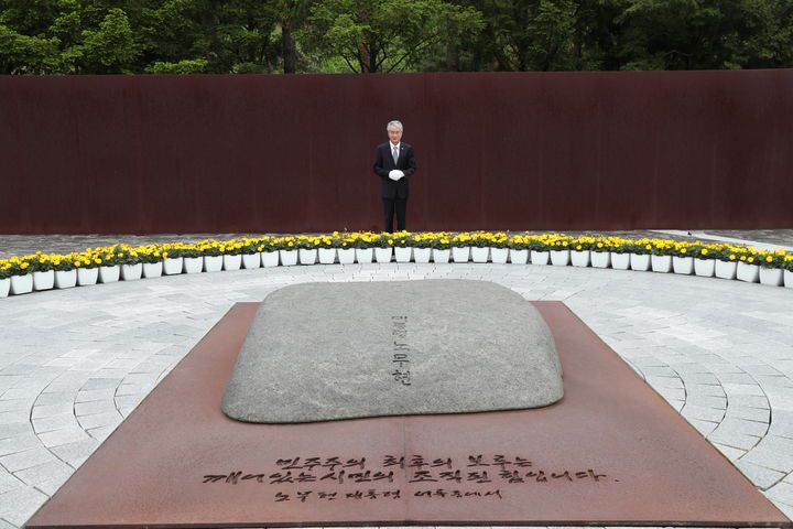 [창원=뉴시스]21일 박종훈 경남교육감이 김해 봉하마을 노무현 대통령 묘역을 찾아 참배하고 있다.(사진=경남교육청 제공) 2025.05.21.photo@newsis.com  *재판매 및 DB 금지