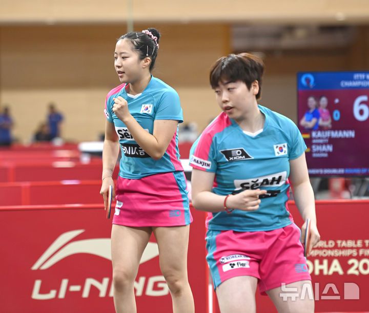 [도하(카타르)=뉴시스] 사진공동취재단 = 신유빈(왼쪽), 유한나가 20일(현지 시간) 카타르 도하 카타르대학교 스포츠 컴플렉스에서 열린 2025 국제탁구연맹(ITTF) 세계선수권대회 여자복식 16강 독일 아네트 카우프만-샤오나 산 조와 경기에서 득점 후 환호하고 있다. 2025.05.21. photo@newsis.com