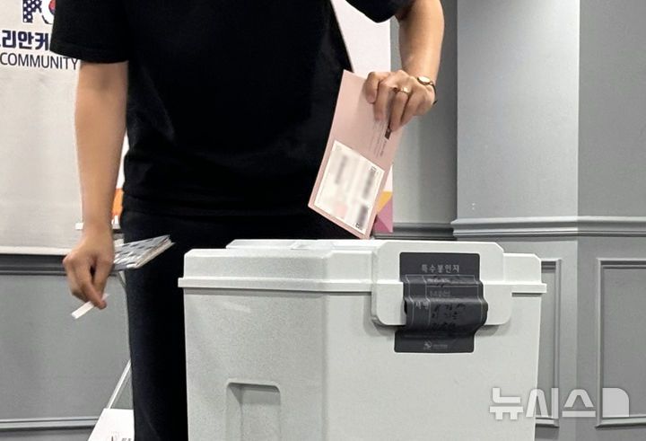 [워싱턴=뉴시스]이윤희 특파원 = 20일(현지 시간) 미국 버지니아주 알렉산드리아 코리안커뮤니티센터에 마련된 제21대 대통령선거 재외투표 투표소에서 유권자가 투표하고 있다. 이번 대선 재외선거는 이날부터 오는 25일까지 전 세계 118개국 223개 투표소에서 진행된다. 2025.05.21. sympathy@newsis.com