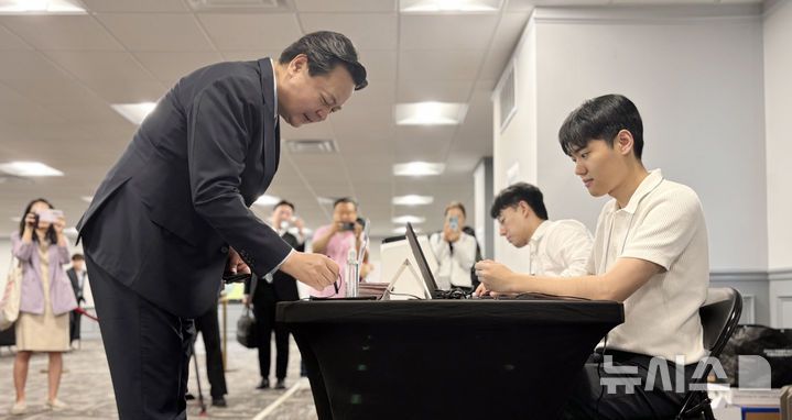 [워싱턴=뉴시스]이윤희 특파원 = 20일(현지 시간) 미국 버지니아주 알렉산드리아 코리안커뮤니티센터에 마련된 제21대 대통령선거 재외투표 투표소에서 조현동 주미대사가 본인 확인을 하고 있다. 이번 대선 재외선거는 이날부터 오는 25일까지 전 세계 118개국 223개 투표소에서 진행된다. 2025.05.21. sympathy@newsis.com