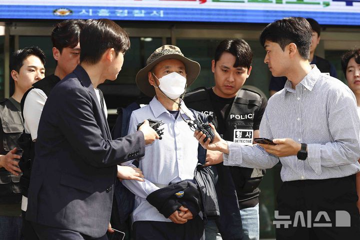 [시흥=뉴시스] 김근수 기자 = 시흥시 정왕동에서 2명을 살해하고 2명에게 흉기를 휘둘러 다치게 한 혐의로 긴급체포된 차철남이 21일 경기 시흥경찰서에서 영장실질심사를 받기 위해 수원지방법원 안산지원으로 호송되고 있다. 2025.05.21. ks@newsis.com