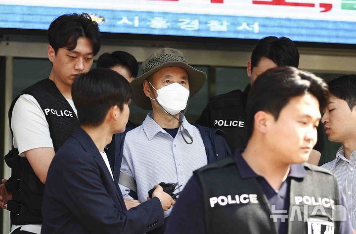 [시흥=뉴시스] 김근수 기자 = 시흥시 정왕동에서 2명을 살해하고 2명에게 흉기를 휘둘러 다치게 한 혐의로 긴급체포된 차철남이 21일 경기 시흥경찰서에서 영장실질심사를 받기 위해 수원지방법원 안산지원으로 호송되고 있다. 2025.05.21. ks@newsis.com