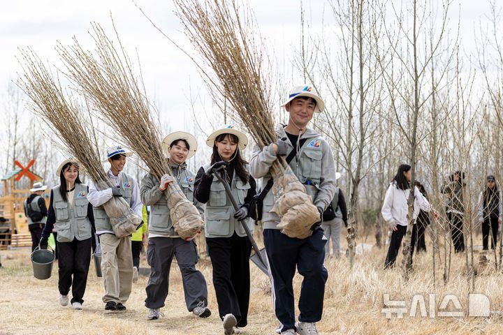 [바가노르(몽골)=뉴시스] 박주성 기자 = 대한항공과 아시아나항공 임직원들이 지난 20일 몽골 울란바타르시 바가노르구에 위치한 대한항공 숲에서 식림 활동을 하고 있다. 올해는 대한항공이 아시아나항공을 인수한 이후 처음 맞는 식림 활동으로 양사의 신입·인솔직원 260여 명이 함께 참여해 서로를 이해하고 협력하는 시간을 가졌다. 2025.05.21. park7691@newsis.com